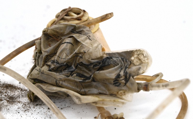 日航機事故 酸素マスク見つかる [写真特集1/10] | 毎日新聞