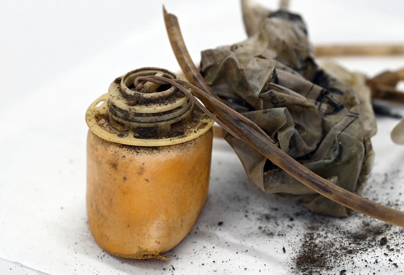 日航機事故 酸素マスク見つかる [写真特集1/10] | 毎日新聞