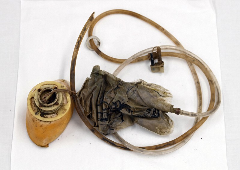 日航機事故 酸素マスク見つかる [写真特集1/10] | 毎日新聞