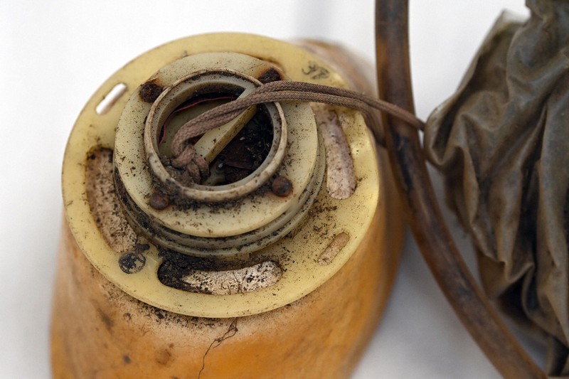 日航機事故 酸素マスク見つかる [写真特集1/10] | 毎日新聞