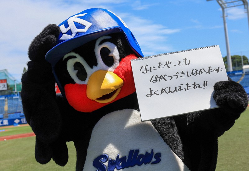 やったぞ、つば九郎!2000試合出場で手“羽”記 [写真特集1/11
