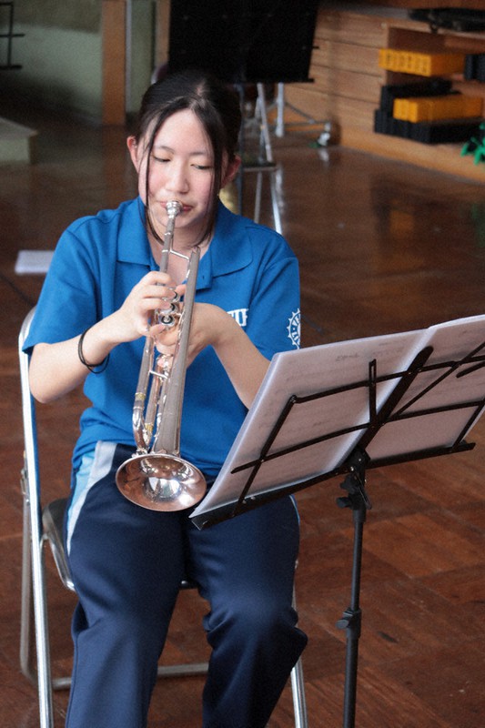 甲子園で披露する曲を練習する猪口さん