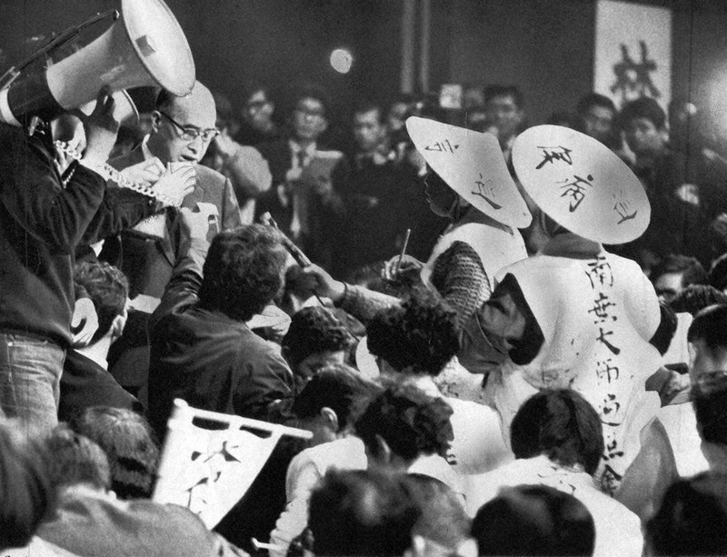 巡礼姿で江頭豊社長に詰め寄る患者ら=1970年11月28日、大阪厚生年金会館(当時)