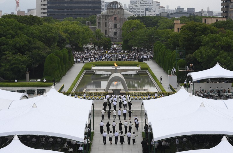 原爆慰霊碑に献花する人たち=広島市中区で2022年8月6日午前8時12分、山田尚弘撮影