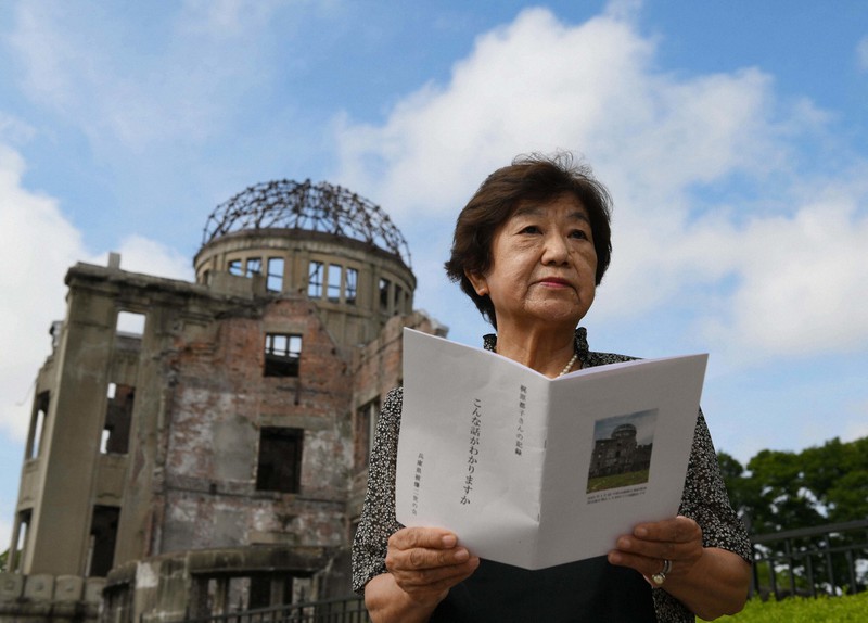 母梶原都子さんの手記を手に平和記念公園を訪れた浜口幸子さん=広島市中区で2022年8月5日、北村隆夫撮影