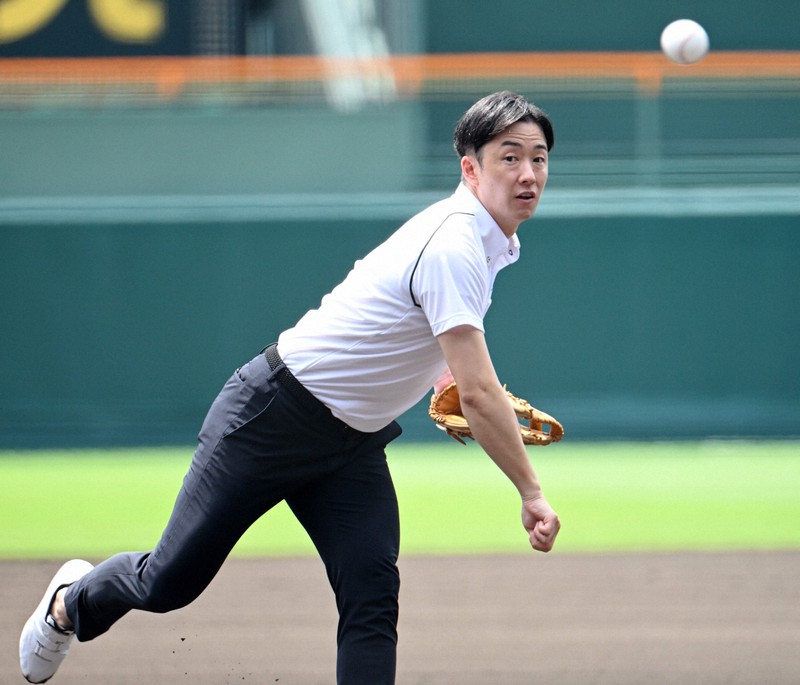 始球式で投球する斎藤佑樹さん=阪神甲子園球場で2022年8月6日、山崎一輝撮影