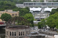 平和記念式典が行われた平和記念公園。手前は原爆ドーム＝広島市中区で2022年8月6日午前6時2分、北村隆夫撮影