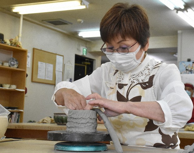 器を作る白子千恵乃さん=東京都江戸川区で