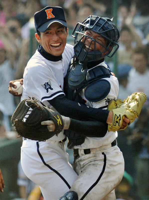 夏の甲子園で優勝を決め、喜ぶ興南時代の島袋洋奨さん(左)=阪神甲子園球場で2010年8月21日、大西岳彦撮影