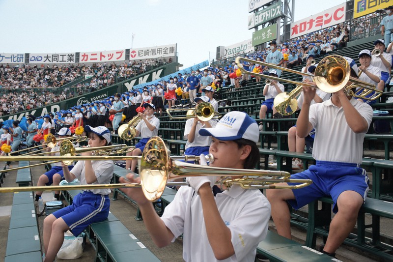 選手を鼓舞する近江の吹奏楽部員ら=兵庫県西宮市の阪神甲子園球場で2022年8月7日午後6時35分、横見知佳撮影