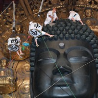 大仏様、ああさっぱり 3年ぶりのお身拭い 奈良・東大寺 [写真特集1/6