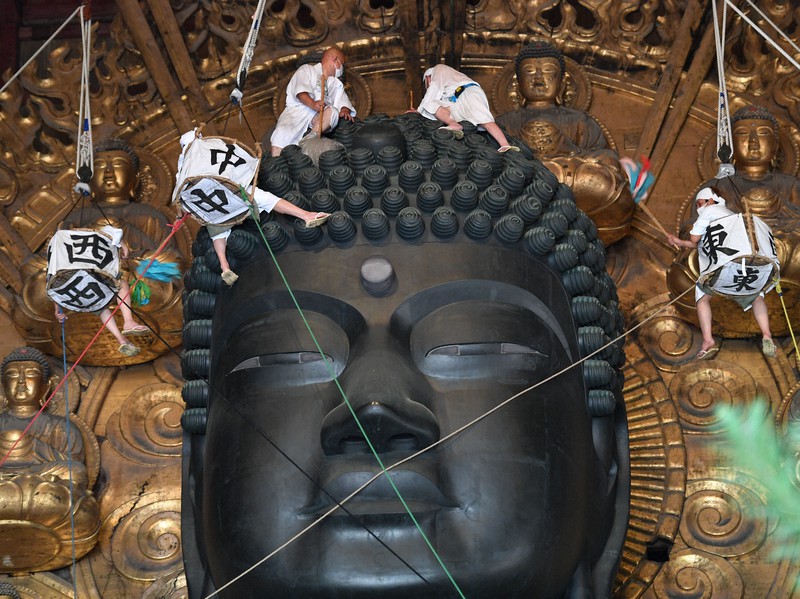 大仏様、ああさっぱり 3年ぶりのお身拭い 奈良・東大寺 [写真特集1/6