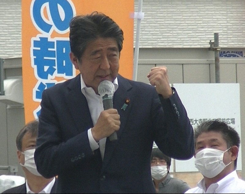演説に臨む安倍晋三元首相の後方で周辺をうかがう山上徹也容疑者(右から2人目)=奈良市で2022年7月8日午前、大谷敏治さんの提供動画から
