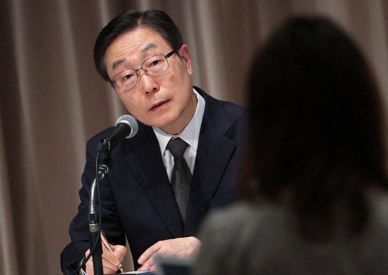 記者会見で記者の質問に耳を傾ける世界平和統一家庭連合の田中富広会長=東京都新宿区で2022年7月11日午後2時40分、佐々木順一撮影