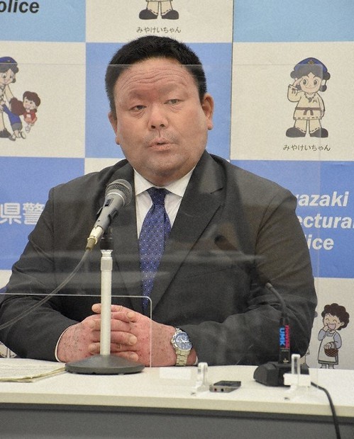 着任会見をする宮崎県警の山本本部長