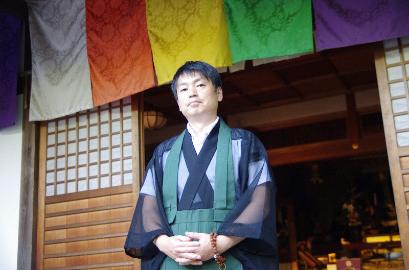 正覚寺の33世住職、鵜飼秀徳さんはジャーナリストとして著作も多い=京都市右京区嵯峨野々宮町で2022年8月1日、吉井理記撮影