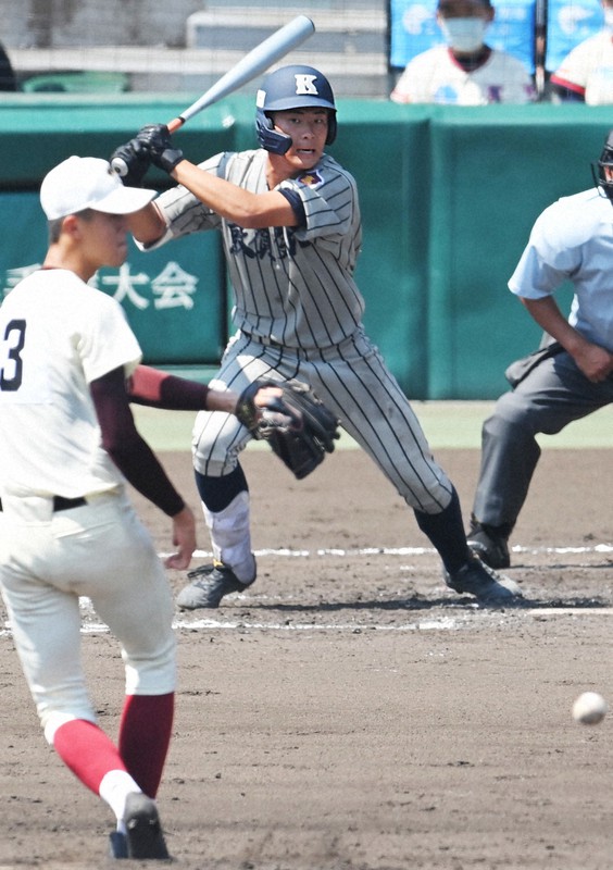 【敦賀気比-高岡商】二回表敦賀気比2死二塁、高見沢が中前適時打を放つ(投手・川尻)=阪神甲子園球場で2022年8月8日、前田梨里子撮影