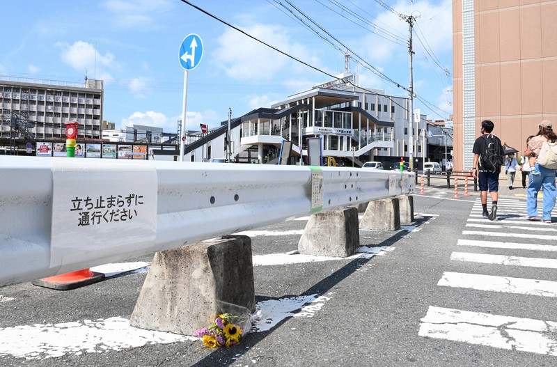 安倍晋三元首相が銃撃された現場に手向けられていた花束=奈良市で2022年8月8日午前9時31分、川平愛撮影