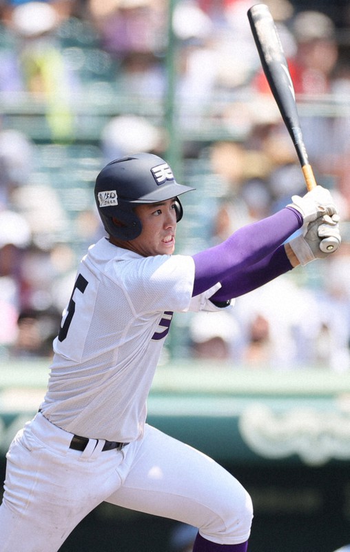 【山梨学院-天理】四回裏天理2死二塁、内藤が中前適時打を放つ=阪神甲子園球場で2022年8月8日、吉田航太撮影