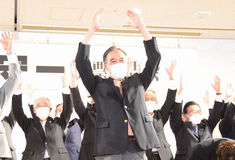 当選を確実にし、支援者とともに万歳する阿部守一氏(中央)=長野市で2022年8月7日午後8時11分、鈴木英世撮影