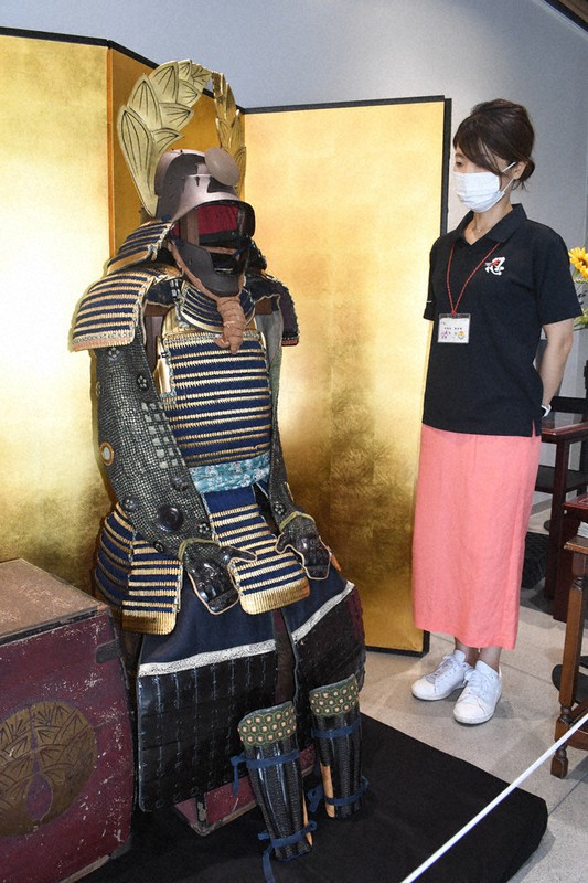 山岡家ゆかりの甲冑 藤堂藩士の子孫、市へ寄贈 12日まで市役所で展示