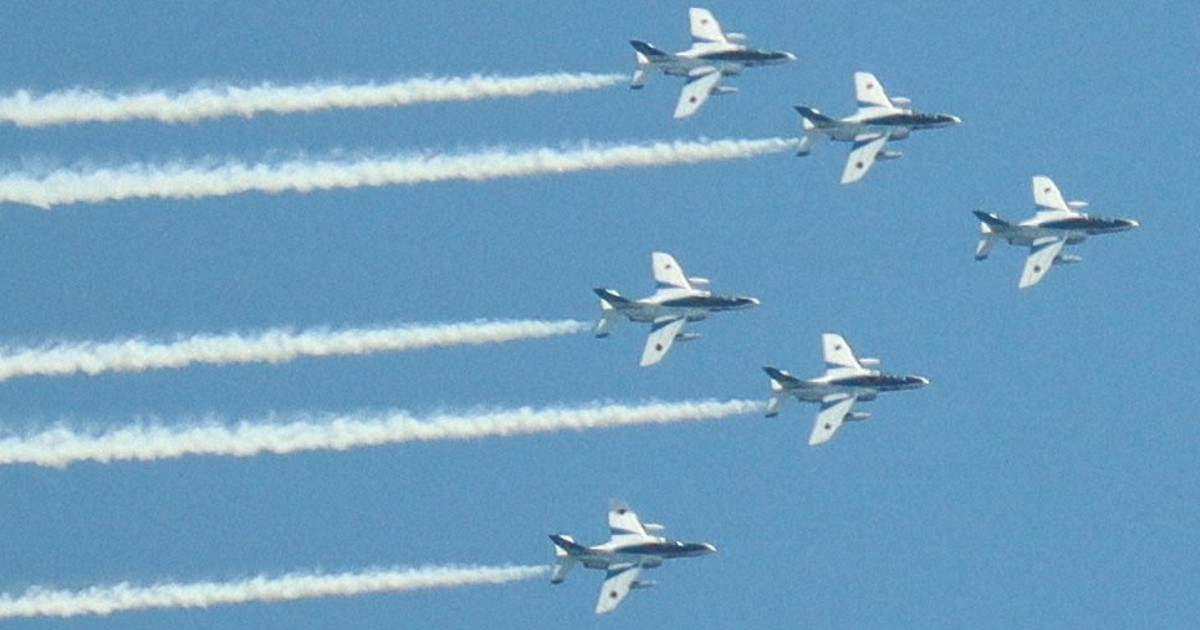 自衛隊フェスタ50・70 大空に白線の軌跡 ブルーインパルス展示飛行