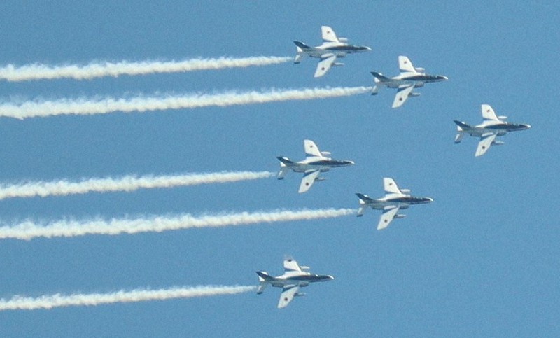 自衛隊フェスタ50・70 大空に白線の軌跡 ブルーインパルス展示飛行