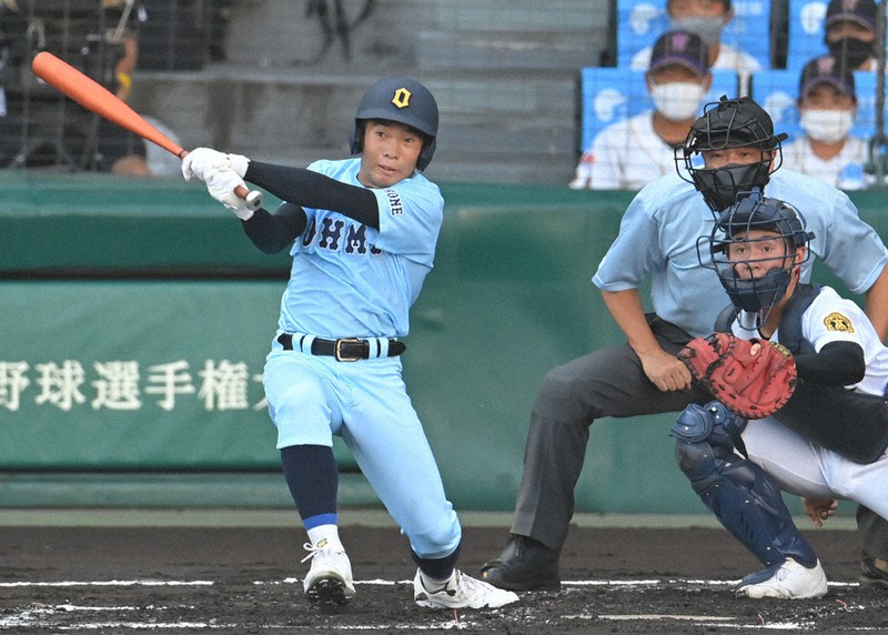 【鳴門-近江】一回裏近江1死、清谷が中前打を放つ=兵庫県西宮市の阪神甲子園球場で2022年8月7日、前田梨里子撮影