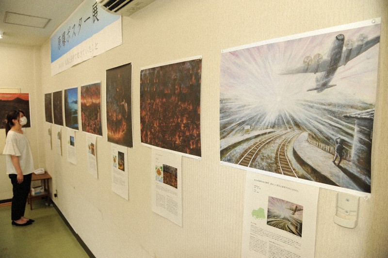 広島の高校生たちが、被爆体験者の証言を基に描いた「原爆の絵」=京都府綾部市役所で、佐藤孝治撮影