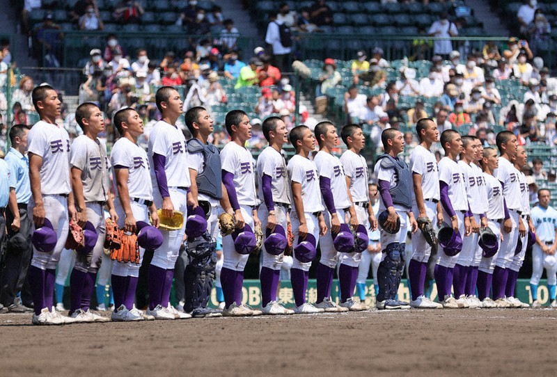 【山梨学院-天理】山梨学院を破り、校歌を歌う天理の選手たち=兵庫県西宮市の阪神甲子園球場で、吉田航太撮影