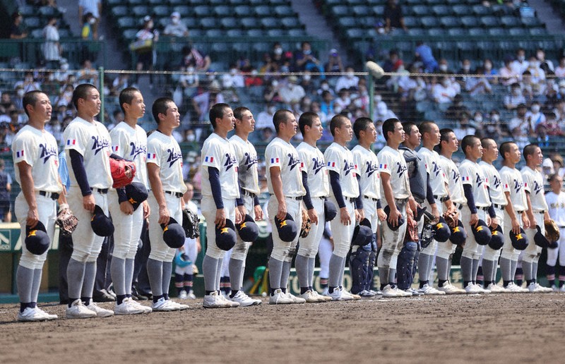 【海星-日本文理】日本文理を破り、校歌を歌う海星の選手たち=吉田航太撮影
