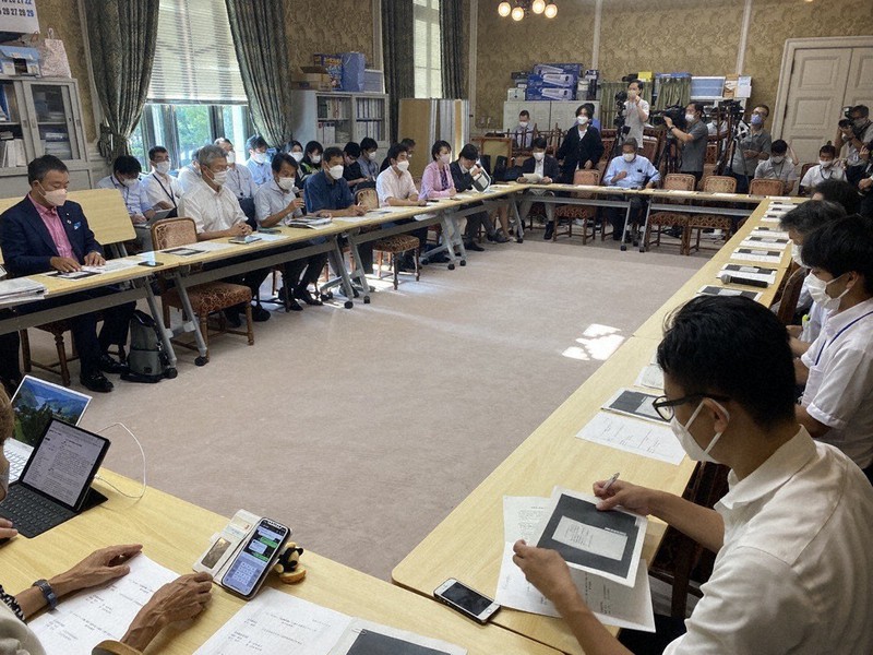 安倍晋三元首相の国葬を巡るヒアリングで、内閣府の担当者などに質問する立憲民主党など野党議員=国会内で2022年8月9日午後4時、田中裕之撮影