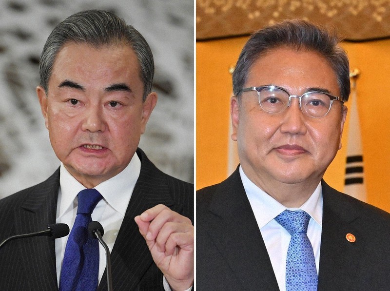 中国の王毅国務委員兼外相(左)と、韓国の朴振外相=いずれも代表撮影