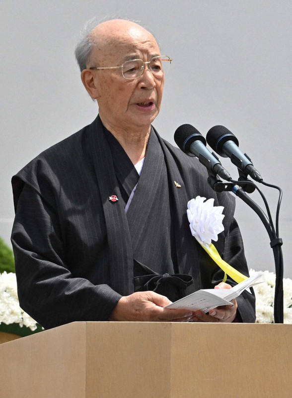 被爆者代表として「平和への誓い」を読み上げる宮田隆さん=長崎市の平和公園で2022年8月9日午前11時14分、平川義之撮影