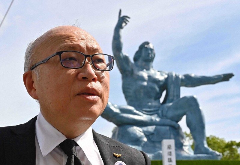 亡くなった父東洋一さんと弟俊也さんの遺志を継ぐと話す井原和洋さん=長崎市の平和公園で2022年8月9日、平川義之撮影