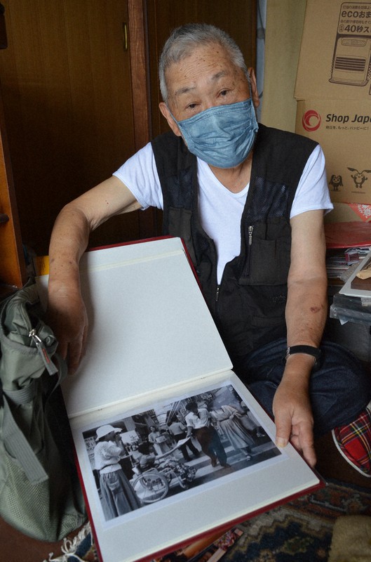 撮影した渡辺千恵子さんの写真を手に当時を振り返る黒崎晴生さん=長崎市で2022年8月4日午前11時4分、樋口岳大撮影