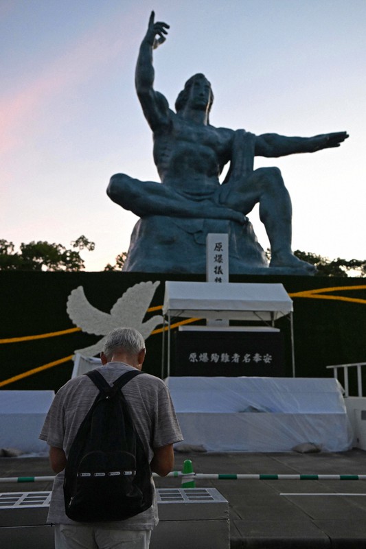 早朝から平和公園を訪れ、平和祈念像に手を合わせる男性=長崎市で2022年8月9日午前5時25分、徳野仁子撮影