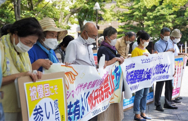 集会の冒頭、原爆犠牲者へ黙とうをささげる参加者たち=広島市中区の原爆ドーム前で、岩本一希撮影