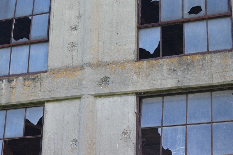 令和つたえたい 大分平和考 旧豊後森機関庫 米軍機銃掃射痕 77年前の記憶をいまに 大分 毎日新聞