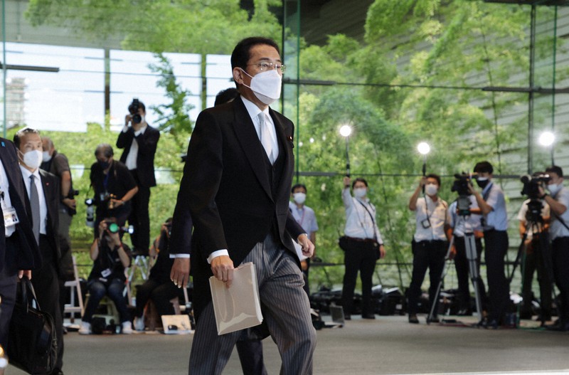 内奏、閣僚認証式のため皇居へ向かう岸田文雄首相(中央)=首相官邸で2022年8月10日午後2時46分、尾籠章裕撮影