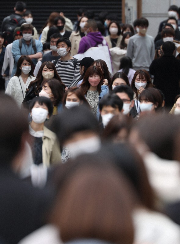 多くの若者が行き交う渋谷センター街=東京都渋谷区で2022年4月17日、猪飼健史撮影