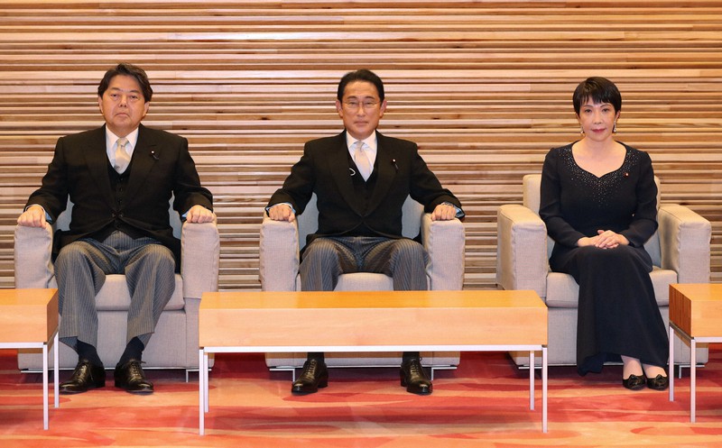 初閣議に臨む岸田文雄首相(中央)、林芳正外相(左)、高市早苗経済安保担当相=首相官邸で2022年8月10日午後7時7分、三浦研吾撮影