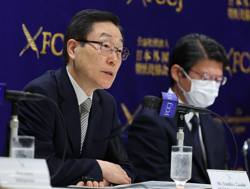 日本外国特派員協会で記者会見する世界平和統一家庭連合(旧統一教会)の田中富広会長(左)=東京都千代田区で2022年8月10日午後3時32分、猪飼健史撮影