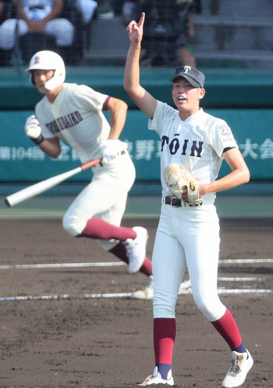 【旭川大高-大阪桐蔭】一回表旭川大高1死満塁、山保(奥)に中犠飛を打たれた大阪桐蔭の先発・川原=阪神甲子園球場で2022年8月10日、中川祐一撮影