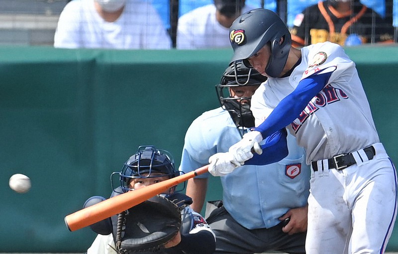 【鹿児島実-明秀日立】七回裏明秀日立1死一塁、伊藤が右前打を放つ=阪神甲子園球場で2022年8月10日、前田梨里子撮影