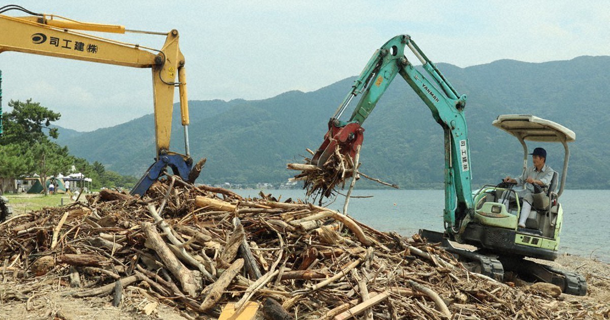 琵琶湖岸に大量の流木 出漁できず遊泳も禁止 高時川氾濫で被害 | 毎日新聞