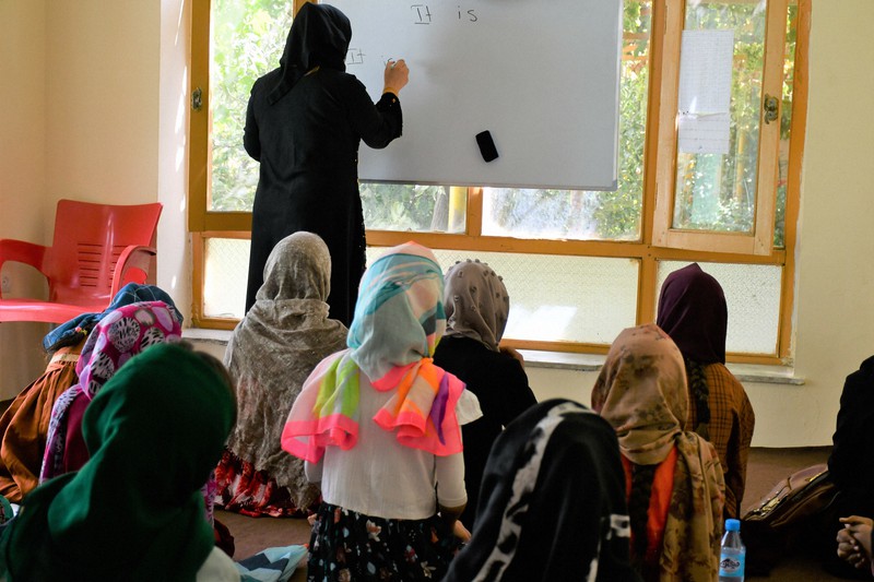 イスラム主義組織タリバンから隠れて少女たちが学ぶ教室=アフガニスタン東部で2022年8月3日午後2時49分、川上珠実撮影