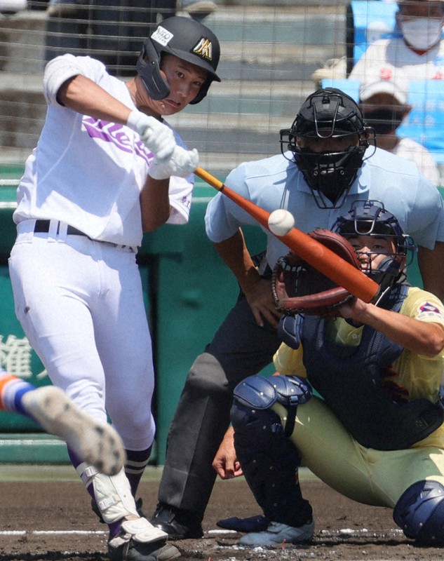 星稜との1回戦で一回に左前打を放った伊藤基佑。各選手は鋭いスイングを見せ、計15安打で14得点を挙げた=阪神甲子園球場で2022年8月7日、中川祐一撮影