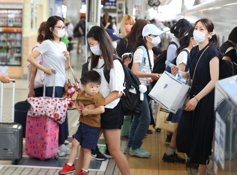 第7波」厳戒のお盆 帰省ラッシュが本格化 JR新大阪駅 [写真特集1/7
