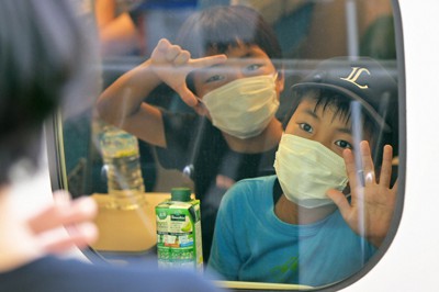 お盆の帰省ラッシュ ピーク迎える 感染高止まりで人出少なく 毎日新聞